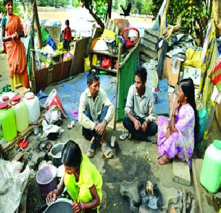 Nanded, Parbhani farmer Mumbai | नांदेड, परभणीतील शेतकरी मुंबईच्या आसऱ्याला Nanded, Parbhani farmer Mumbai | नांदेड, परभणीतील शेतकरी मुंबईच्या आसऱ्याला