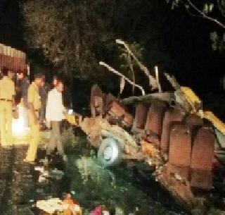 9 killed in a bus accident near Nanded | नांदेडजवळ व-हाडाच्या बसला अपघात होऊन ९ ठार 9 killed in a bus accident near Nanded | नांदेडजवळ व-हाडाच्या बसला अपघात होऊन ९ ठार