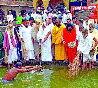 Cleanliness campaign ... Cleanliness drive of three rivers - Godavari, Nasardi and Waghadi - have been implemented in Nashik for Haritkumbh ie Simhastha Kumbh Mela Environment. | स्वच्छता मोहीम... हरितकुंभ अर्थात सिंहस्थ कुंभमेळा पर्यावरणपूरक होण्यासाठी नाशिकमध्ये शुक्रवारी गोदावरी, नासर्डी आणि वाघाडी या तीन नद्यांची स्वच्छता मोहीम राबविण्यात आली.