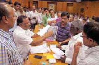 Complaints about 400 in public court | जनता दरबारात ४०० वर तक्रारी Complaints about 400 in public court | जनता दरबारात ४०० वर तक्रारी