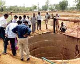 Surveillance Construction Survey | उपजिल्हाधिकाऱ्यांकडून विहीर बांधकामाची पाहणी Surveillance Construction Survey | उपजिल्हाधिकाऱ्यांकडून विहीर बांधकामाची पाहणी
