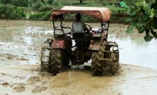 Tractor near the field for mowing | मशागतीसाठी ट्रॅक्टरकडे कल