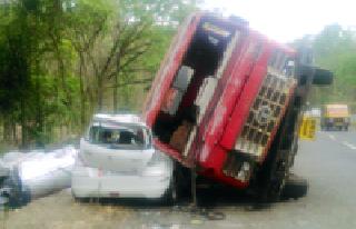 Truck collapsed on the car: | कारवर ट्रक आदळला : Truck collapsed on the car: | कारवर ट्रक आदळला :