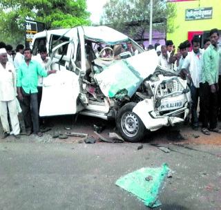 Three killed in truck accident A serious | ट्रक-झायलो अपघातात तीन ठार; एक गंभीर Three killed in truck accident A serious | ट्रक-झायलो अपघातात तीन ठार; एक गंभीर