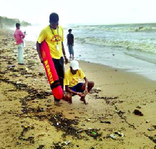 Goa coastline blacksmith due to oil spill! | तेलगोळ्यांमुळे गोव्याची किनारपट्टी काळवंडली!