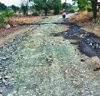 Covering the road on the road | रस्त्यावर खडीचे पांघरूण