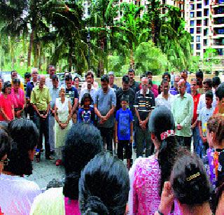 Rescue of residents in death | मरणाच्या दाढेतही रहिवाशांचा हेका Rescue of residents in death | मरणाच्या दाढेतही रहिवाशांचा हेका