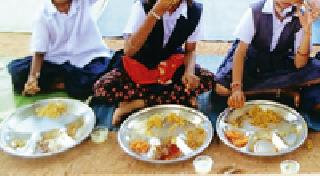 Students refuse to nutrition | पोषण आहाराला विद्यार्थ्यांचा नकार