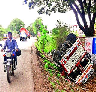 Turned the truck, killed 1 | ट्रक पलटी, १ ठार Turned the truck, killed 1 | ट्रक पलटी, १ ठार