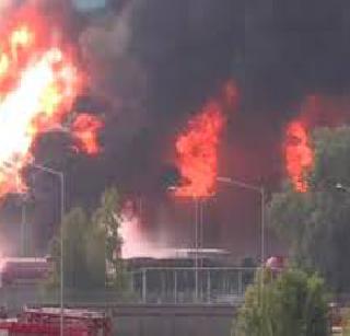 Fire after fuel boat blast, many killed? | इंधन डेपोत स्फोटानंतर आग, अनेक जण ठार? Fire after fuel boat blast, many killed? | इंधन डेपोत स्फोटानंतर आग, अनेक जण ठार?