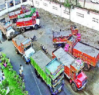 30 trucks seized illegally | बेकायदेशीर वाळूउपसा करणारे ३0 ट्रक जप्त 30 trucks seized illegally | बेकायदेशीर वाळूउपसा करणारे ३0 ट्रक जप्त