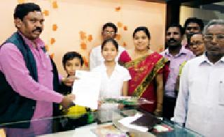 आठ वर्षाच्या गुणवंताचा खासदारांच्या हस्ते सत्कार :