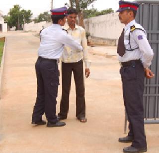 Waiting for the security guard to rise | सुरक्षारक्षक पगारवाढीच्या प्रतीक्षेत