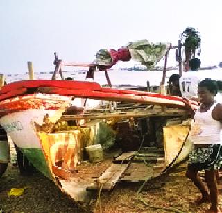 Loss of excavated boat | लाटांच्या तडाख्यात उत्तनच्या बोटीचे नुकसान Loss of excavated boat | लाटांच्या तडाख्यात उत्तनच्या बोटीचे नुकसान