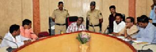 A meeting of the cleaning contractors in the custody of the police | पोलीस बंदोबस्तात सफाई कंत्राटदारांची बैठक A meeting of the cleaning contractors in the custody of the police | पोलीस बंदोबस्तात सफाई कंत्राटदारांची बैठक