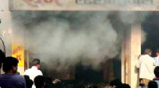 Fire at the electronic shop in Chandrapur | चंद्रपुरात इलेक्ट्रॉनिक दुकानाला आग Fire at the electronic shop in Chandrapur | चंद्रपुरात इलेक्ट्रॉनिक दुकानाला आग
