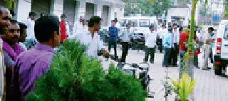 Corporators beat up the officers | मुख्याधिकाऱ्यांना नगरसेवकाची मारपीट Corporators beat up the officers | मुख्याधिकाऱ्यांना नगरसेवकाची मारपीट