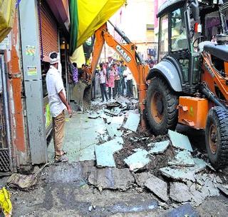 The elimination of unauthorized four-wheeler shops | अनधिकृत चौपाटीवरील दुकानांचा सफाया The elimination of unauthorized four-wheeler shops | अनधिकृत चौपाटीवरील दुकानांचा सफाया