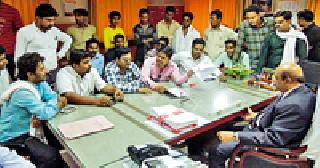 Three hours confusion in the vice chancellor's room | कुलगुरुंच्या दालनात तीन तास गोंधळ Three hours confusion in the vice chancellor's room | कुलगुरुंच्या दालनात तीन तास गोंधळ