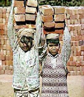 Child labor in thousands in the district | जिल्ह्यात हजारोच्या संख्येत बालमजूर Child labor in thousands in the district | जिल्ह्यात हजारोच्या संख्येत बालमजूर