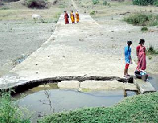 The people of this river were from the river | नदी पात्रातून होते ग्रामस्थांची ये-जा