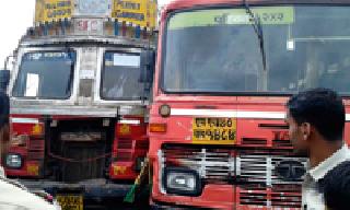 The bus hit the truck: | बसला ट्रकची धडक : The bus hit the truck: | बसला ट्रकची धडक :