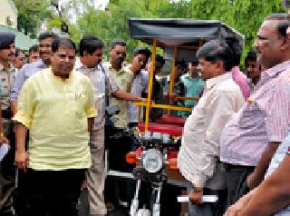 Battery powered autorickshaw | बॅटरीवर चालणारी रिक्षा...