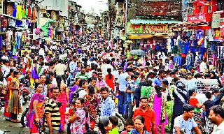 The crowd for the purchase of school materials: | शालेय साहित्य खरेदीसाठी गर्दी :