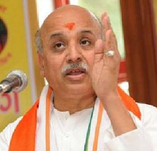 Shoots Pakistan's flag flogging - Togadia | पाकिस्तानचे झेंडे फडकावणा-यांना गोळ्या घाला - तोगडिया