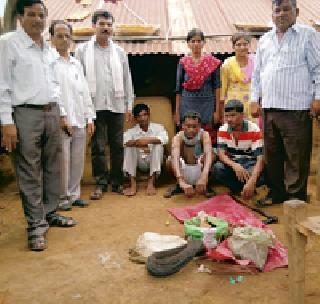 Four hunters arrested with the limp of life | हरणाच्या अवयवासह चार शिकाऱ्यांना अटक Four hunters arrested with the limp of life | हरणाच्या अवयवासह चार शिकाऱ्यांना अटक