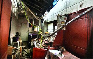 Thousands of people are living in the shadow of death | मृत्यूच्या छायेत जगताहेत हजारो रहिवासी Thousands of people are living in the shadow of death | मृत्यूच्या छायेत जगताहेत हजारो रहिवासी