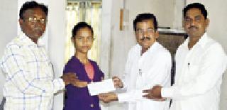 Bharti's 'Shabasaki' teacher for disabled people | अपंग आचलच्या यशाला शिक्षक भारतीची ‘शाब्बासकी’ Bharti's 'Shabasaki' teacher for disabled people | अपंग आचलच्या यशाला शिक्षक भारतीची ‘शाब्बासकी’