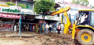 The encroachment on the sidewalk was deleted | फुटपाथवरील अतिक्रमण हटविले The encroachment on the sidewalk was deleted | फुटपाथवरील अतिक्रमण हटविले