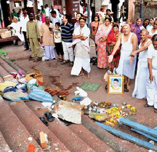 Pindadana ritual encroachment removal! | पिंडदानाच्या विधीत अतिक्रमण हटावची बाधा !