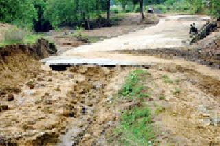 Bridge work on Muttunur Nullah: | मुतनुर नाल्यावरील पुलाचे काम अर्धवट : Bridge work on Muttunur Nullah: | मुतनुर नाल्यावरील पुलाचे काम अर्धवट :