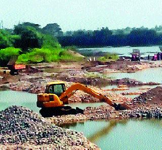 The debris in the Bhima river basin was removed | भीमा नदीपात्रातील ढिगारे हटविले The debris in the Bhima river basin was removed | भीमा नदीपात्रातील ढिगारे हटविले