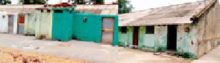 Pawnit police colony ignored | पवनीत पोलिस वसाहत दुर्लक्षित Pawnit police colony ignored | पवनीत पोलिस वसाहत दुर्लक्षित