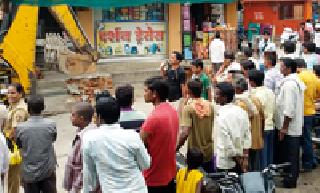 Anxiety in the removal of encroachment in the hinge | घुग्घूसमधील अतिक्रमण हटाव मोहिमेत दुजाभाव Anxiety in the removal of encroachment in the hinge | घुग्घूसमधील अतिक्रमण हटाव मोहिमेत दुजाभाव