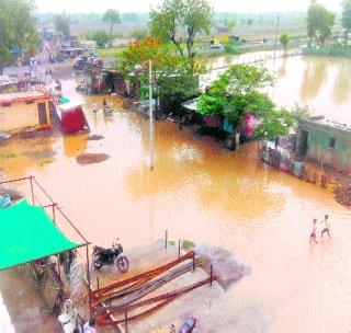 Heavy showers in Akola district | अकोला जिल्ह्यात मुसळधार पावसाची हजेरी