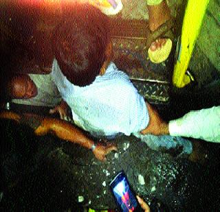 The platform broke out to clear the passenger | प्रवाशाला बाहेर काढण्यासाठी तोडला प्लॅटफॉर्म The platform broke out to clear the passenger | प्रवाशाला बाहेर काढण्यासाठी तोडला प्लॅटफॉर्म