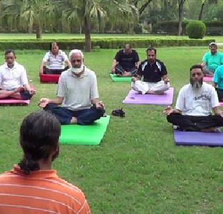 488 teachers took yoga training in Karjat | कर्जतमध्ये ४८८ शिक्षकांनी घेतले योग प्रशिक्षण