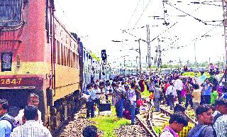 The transportation services of the Central Railway route are completely disrupted | मध्य रेल्वे मार्गाची वाहतूक सेवा पूर्णपणे विस्कळीतच The transportation services of the Central Railway route are completely disrupted | मध्य रेल्वे मार्गाची वाहतूक सेवा पूर्णपणे विस्कळीतच