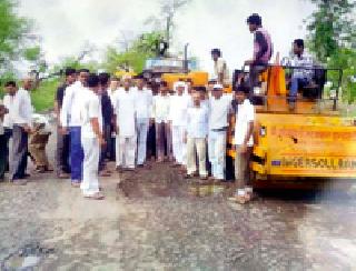 The work of road in the rainy season was stopped by the citizens | पावसाळ्यातील रस्त्याचे काम नागरिकांनी पाडले बंद The work of road in the rainy season was stopped by the citizens | पावसाळ्यातील रस्त्याचे काम नागरिकांनी पाडले बंद