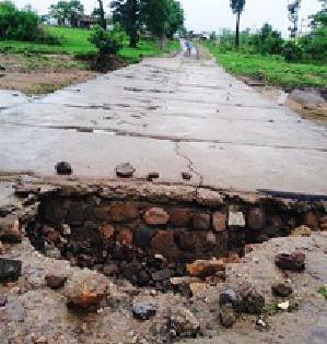 Due to the continuous rainy season life disorder | संततधार पावसाने जनजीवन विस्कळीत