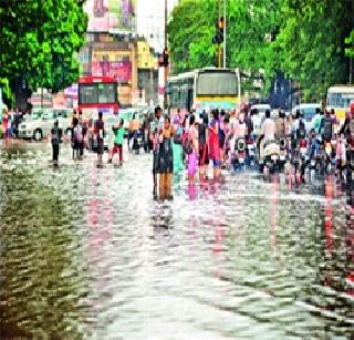 The first rain brings water to the city | पहिल्याच पावसाने शहरात साचले पाणी The first rain brings water to the city | पहिल्याच पावसाने शहरात साचले पाणी