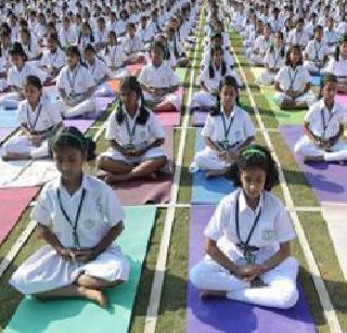 Yoga subject compulsory in school curriculum - Smriti Irani | शालेय अभ्यासक्रमात योगा विषय सक्तीचा - स्मृती इराणी