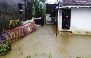 Rain water entered in the house | पावसाचे पाणी शिरले घरात Rain water entered in the house | पावसाचे पाणी शिरले घरात