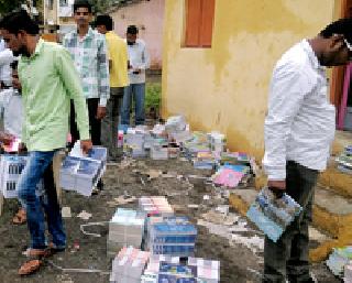 Books reached school before the students | विद्यार्थ्यांच्या आधी शाळेत पोहोचली पुस्तके Books reached school before the students | विद्यार्थ्यांच्या आधी शाळेत पोहोचली पुस्तके