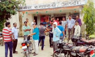 Due to his doctor's defamation, the death of a youth in Asthana | डॉक्टरच्या हलगर्जीपणामुळे आष्टीतील युवकाचा मृत्यू Due to his doctor's defamation, the death of a youth in Asthana | डॉक्टरच्या हलगर्जीपणामुळे आष्टीतील युवकाचा मृत्यू