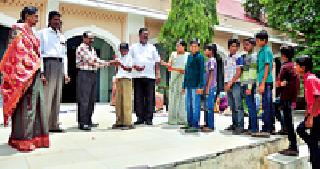Gajabajya school, GulabPoop welcome | गजबजल्या शाळा, गुलाबपुष्पाने स्वागत Gajabajya school, GulabPoop welcome | गजबजल्या शाळा, गुलाबपुष्पाने स्वागत